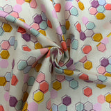 100% coton hexagone alvéole fond beige ( Harmony )  - C11093